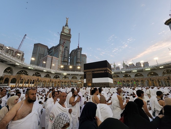 MECCA, SAUDI ARABIA - JUNE 22: Muslims, who came to the holy lands from all over the world, start their worship to fulfill the Hajj pilgrimage in Mecca, Saudi Arabia on June 22, 2022. Thousands of prospective pilgrims circumambulated and prayed in the Kaaba. (Photo by Ashraf Amra/Anadolu Agency via Getty Images)