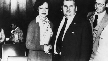 Ini adalah gambar Ibu Negara Rosalynn Carter pada tahun 1978 berjabat tangan dengan pembunuh berantai John Wayne Gacy, yang aktif dalam politik pada saat itu. Foto: Boredpanda