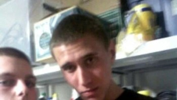 Ini adalah foto Tyler Hadley, yang memegang cangkir, di sebuah pesta di rumahnya. Tepat sebelum pesta ini, dia membunuh ibu dan ayahnya dengan palu dan menyembunyikan tubuh mereka di kamar tidur. Foto: Boredpanda