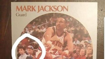 Menendez bersaudara muncul di latar belakang kartu basket. Foto dalam kartu itu diambil setelah mereka membunuh orang tuanya. Foto: Boredpanda