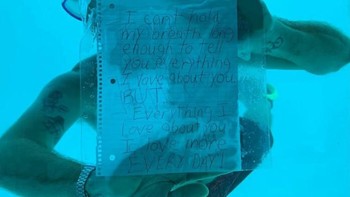 Seorang pria yang berenang di kamar hotel bawah air untuk melamar kekasihnyanya. Tragis pria tersebut tewas sebelum dia bisa muncul kembali ke permukaan. Foto: Boredpanda