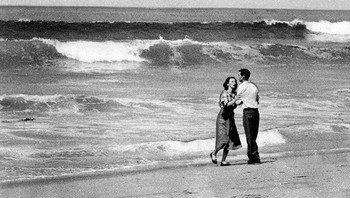 Bukan foto romatis pasutri, tetapi keduanya harus kehilangan anaknya berusia 19 bulan karena terseret air laut saat sedang bermain. Foto yang menyayat hati itu muncul di halaman depan Los Angeles Times dan memenangkan Penghargaan Pulitzer. Foto: Boredpanda