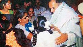 Foto terkahir perdana menteri Rajiv Gandhi beberapa saat sebelum indisen bom bunuh diri. Ia menjadi korban bom bunuh diri yang dilakukan seorang wanita anggota separatis Tamil.Ketika maju ke depan, wanita itu mengalungkan rangkaian bunga ke leher Rajiv. Rajiv dengan wajah cerah menyambut kalungan bunga itu. Perempuan itu kemudian menunduk seperti hendak memberi hormat. Saat itulah bom meledak. Foto: Boredpanda