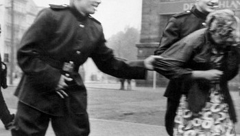 Seorang wanita tampak sedang dilecehkan secara terbuka oleh dua tentara Soviet, di dekat bagian Aula Barat dari terminal kereta api pusat Leipzig Hauptbahnhof. Foto: Boredpanda