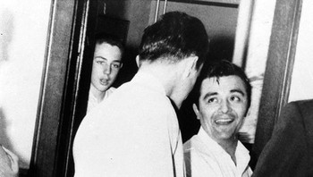 Senyuman dua pembunuh setelah mendengar keputusan bahwa mereka akan dijatuhi hukuman mati. Keduanya merampok dan telah membunuh satu keluarga berjumlah empat orang. Foto:  Foto: Boredpanda