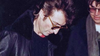 John Lennon menandatangani tanda tangan untuk pembunuhnya, Mark Chapman, hanya beberapa jam sebelum pembunuhan. Foto: Boredpanda