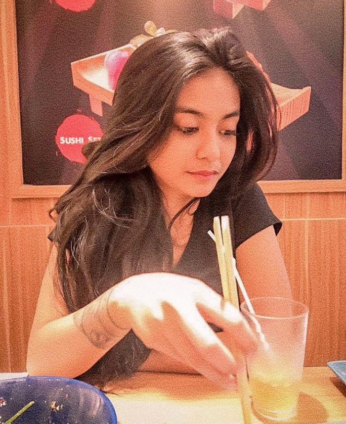 Intip Keseruan DJ Joice Challista Saat Ngopi dan Hangout di Bar