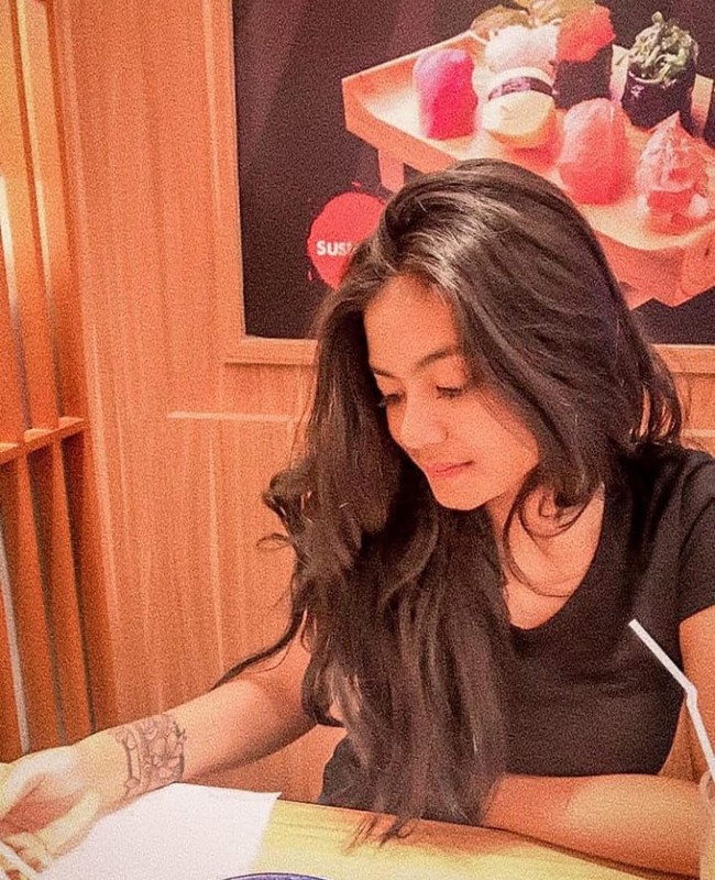 DJ Joice dan tersangka lainnya langsung diamankan di Polres Metro Jakarta Selatan untuk dimintai keterangan lebih lanjut. Berdasarkan keterangan dari tersangka bahwa yang bersangkutan sudah pakai narkoba sejak tahun 2018, jelas Billy. (Foto: Instagram/about.joice)