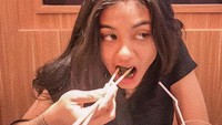 Tidak hanya minum kopi, DJ Joice Challista juga seorang penikmat sushi. Saat makan sushi dirinya tampak begitu lahap menikmati setiap potongannya. Foto: Instagram/about.joice