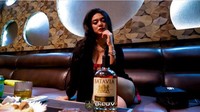 Sebagai seorang disk jockey, dunia malam begitu erat dengan kehidupan DJ Joice. Baik saat bekerja maupun hanya sekadar bersantai, bar selalu menjadi pilihannya. Foto: Instagram/about.joice
