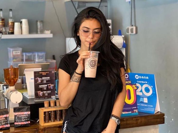 Intip Keseruan DJ Joice Challista Saat Ngopi dan Hangout di Bar