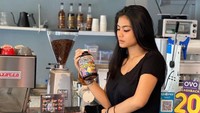 DJ Joice Challista sesekali juga memperhatikan jenis biji kopi yang dinikmatinya. Salah satunya ketika ia mengamati setoples biji kopi dari Ethiopia. Foto: Instagram/about.joice