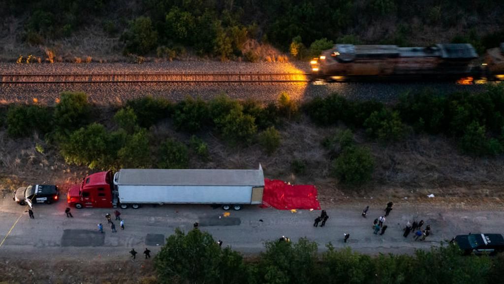 Foto-foto Penemuan 46 Migran yang Tewas dalam Truk Trailer di Texas