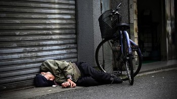Data terkini dari Kementerian Kesehatan Jepang pada Januari 2022 menyebut saat ini hanya ada 3.448 gelandangan yang terdata di Jepang. Foto: Getty Images
