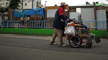 Ini adalah potret gelandangan yang ada di area Kamagasaki, Osaka. Di Jepang, masih ada kaum gelandangan walau jumlahnya terus menurun. Foto: Getty Images