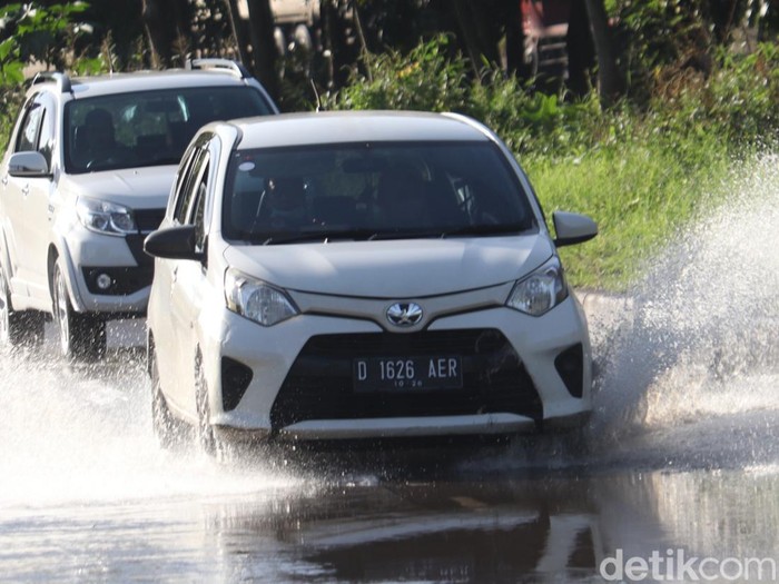 Genangan di jalur menuju Stadion GBLA.
