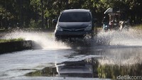Genangan air ini ditimbulkan karena kurang maksimalnya fungsi saluran drainase yang ada di jalan tersebut. (Foto: Wisma Putra/detikJabar)