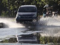 Genangan Di Ruas Jalan Menuju Stadion GBLA