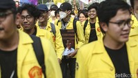 Dalam tuntutannya, massa mahasiswa ini ingin bertemu dengan Ketua DPR RI Puan Maharani.