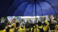 Demo Tolak RKUHP di DPR Memanas, Massa Bakar Spanduk