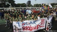 Para massa aksi turut membawa sejumlah atribut seperti poster hingga spanduk.