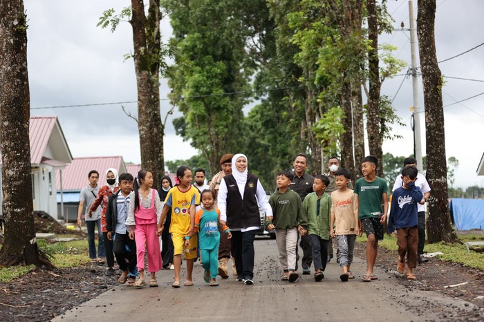 Gubernur Jawa Timur Khofifah Indar Parawansa bersama GM PLN UID Jawa Timur Lasiran secara simbolis meresmikan aliran listrik untuk para korban Awan Panas Guguran (APG) Semeru di Desa Sumbermujur, Lumajang, Senin (27/6/2022).