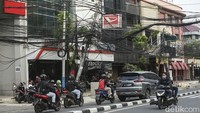 Kabel-kabel yang berada di antara gedung PMI dan gerai sepeda motor itu terlihat tidak diikat. Kabel itu menjuntai ke bawah, bahkan bisa dijangkau menggunakan tangan.