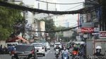 Hati-Hati! Ada Tiang Miring dan Kabel Semrawut di Jl Pecenongan