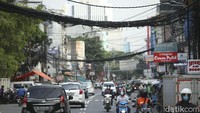Sementara itu, kabel yang berada di tengah jalan di antara gerai sepeda motor dengan Rumah Makan (RM) Cinto Minang menuju arah Jl Sal PHB Batu Tulis tampak sudah diikat. Namun kabel itu juga berada di posisi yang tidak terlalu tinggi.