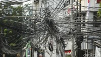Kepala Suku Dinas (Kasudin) Binamarga Jakarta Pusat (Jakpus) Agustio Ruhuseto menyebut kabel semrawut di Jl Pecenongan, Jakarta Pusat (Jakpus), bakal ditertibkan. Juntaian kabel-kabel yang menempel pada tiang penyangga miring di depan gedung Palang Merah Indonesia (PMI) itu bakal dipotong.