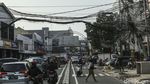 Hati-Hati! Ada Tiang Miring dan Kabel Semrawut di Jl Pecenongan