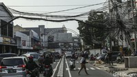 Agustio mengatakan pemotongan kabel semrawut itu bakal dilakukan sesegera mungkin. Sedangkan tiang penyangga yang kini tidak lagi berdiri kokoh itu bakal dicabut.