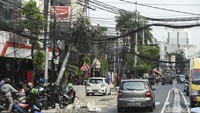 Salah seorang warga, Sarman (36), menyebut kabel yang menjuntai itu sering membuat mobil besar menyangkut saat melintas.