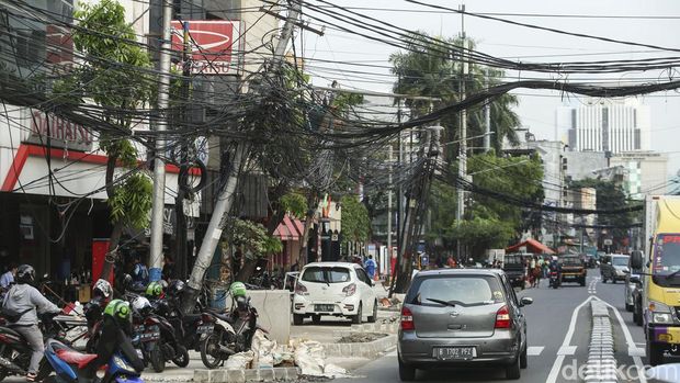 Hati-Hati! Ada Tiang Miring dan Kabel Semrawut di Pecenongan