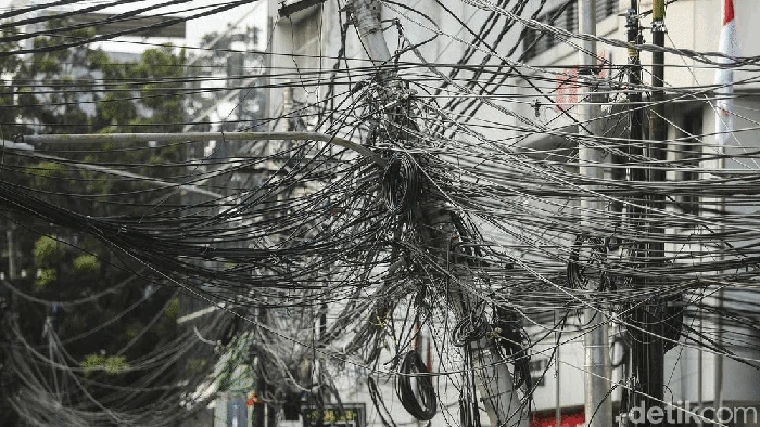Hati-Hati! Ada Tiang Miring dan Kabel Semrawut di Pecenongan
