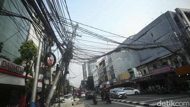 Hati-Hati! Ada Tiang Miring dan Kabel Semrawut di Pecenongan
