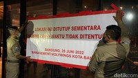 Pengelola sudah mencopot logo tulisan Holywings berwarna merah di sana. Outlet tersebut tidak disegel pihak Pemkot Bandung.