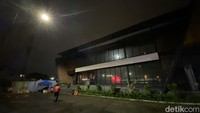 Suasana bangunan outlet Holywings di kawasan Pasirkaliki, Kota Bandung, Selasa (28/6/2022) malam. Tempat ini menutup operasionalnya buntut promo miras untuk Muhammad dan Maria yang terjadi di Jakarta.