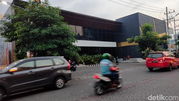 Holywings Basuki Rahmat yang mulai mencopot sejumlah atributnya