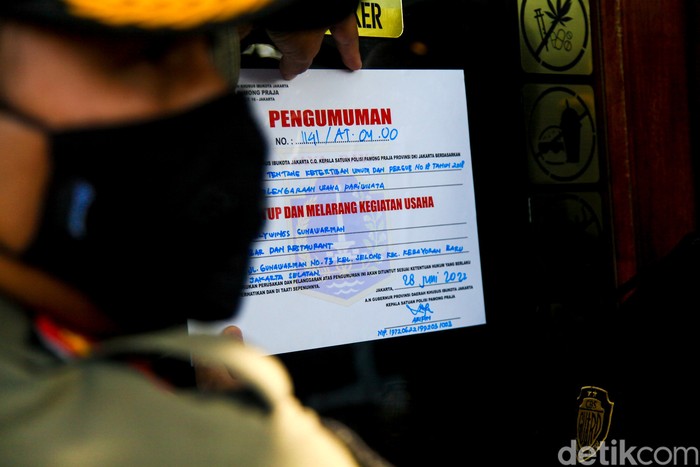 Satpol PP DKI Jakarta menyegel outlet Holywings hari ini. Penyegelan dilakukan menyusul dicabutnya izin usaha di 12 outlet Holywings Jakarta.