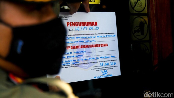 Holywings Resmi Disegel di Jakarta, Nih Penampakannya Satpol PP DKI Jakarta menyegel outlet Holywings hari ini. Penyegelan dilakukan menyusul dicabutnya izin usaha di 12 outlet Holywings Jakarta.
