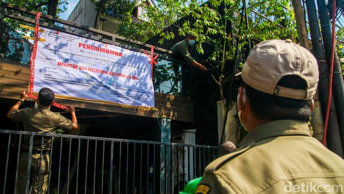 Satpol PP DKI Jakarta menyegel outlet Holywings hari ini. Penyegelan dilakukan menyusul dicabutnya izin usaha di 12 outlet Holywings Jakarta.