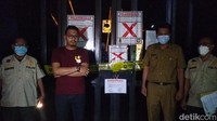 Sebanyak 3 outlet Holywings di Surabaya disegel usai ditutup sementara. Sebelumnya, Pemkot Surabaya mengambil tindakan usai gaduh soal Holywings di Jakarta yang mempromosikan minuman beralkohol untuk Muhammad dan Maria.Wali Kota Eri Cahyadi menegaskan, 3 outlet Holywings di Surabaya ditutup untuk sementara, namun tidak sampai ada pencabutan izin. Pemkot Surabaya berjanji akan tetap memantau Holywings agar tidak buka secara diam-diam selama masa penyegelan. (Foto: Deny Prastyo Utomo/detikJatim)