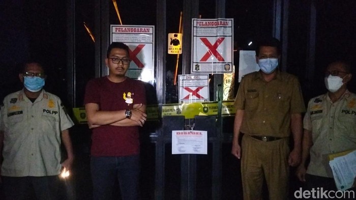 Promo minuman beralkohol dari Holywings untuk 'Muhammad' dan 'Maria' di Jakarta berdampak pada Holywings di Surabaya. Tiga Holywings di Kota Pahlawan ditutup sementara.