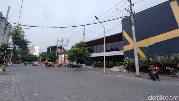 Holywings Surabaya Promo minuman beralkohol dari Holywings untuk 'Muhammad' dan 'Maria' di Jakarta berdampak pada Holywings di Surabaya. Tiga Holywings di Kota Pahlawan ditutup sementara.