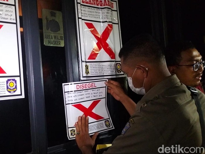 Promo minuman beralkohol dari Holywings untuk 'Muhammad' dan 'Maria' di Jakarta berdampak pada Holywings di Surabaya. Tiga Holywings di Kota Pahlawan ditutup sementara.