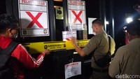 Di Surabaya outlet Holywings juga disegel oleh Pemkot Surabaya dan tak diizinkan untuk beroperasi untuk sementara waktu. Deny Prastyo Utomo/detikJatim.