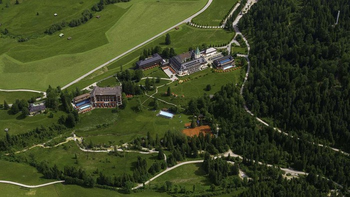 KTT G7 yang dihadiri Presiden Jokowi diadakan di Schloss Elmau, sebuah hotel yang berada di Jerman. Begini lhoo keindahan lokasi pertemuan KTT G7.