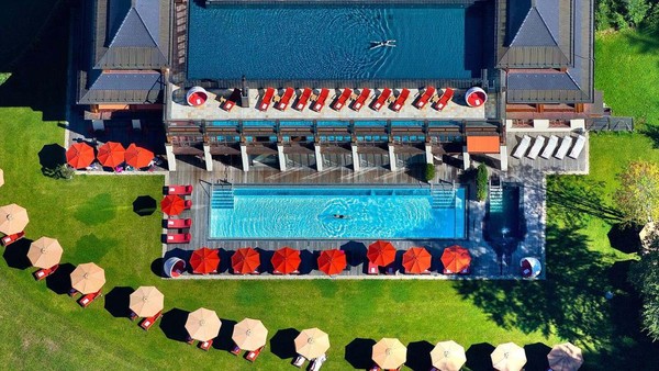 Teruntuk fasilitas hotel, bisa dinikmati oleh semua tamu, tidak hanya untuk orang berkuasa atau orang kaya saja. Faktanya, Schloss Elmau memiliki beberapa area spa, setengah lusin kolam renang (baik dalam ruangan, luar ruangan, dan di atap). Teruntuk fasilitas hotel, bisa dinikmati oleh semua tamu, tidak hanya untuk orang berkuasa atau orang kaya saja. Faktanya, Schloss Elmau memiliki beberapa area spa, setengah lusin kolam renang (baik dalam ruangan, luar ruangan, dan di atap).