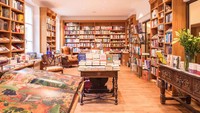 Pecinta buku juga dapat menghabiskan hari dengan membaca di dua perpustakaan, atau membeli buku mereka sendiri di toko buku hotel.